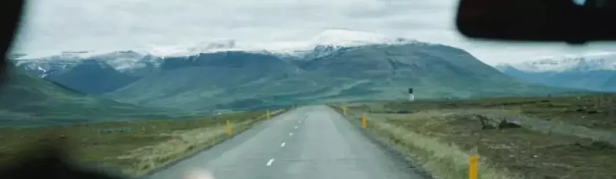 Ruta por la montaña en coche