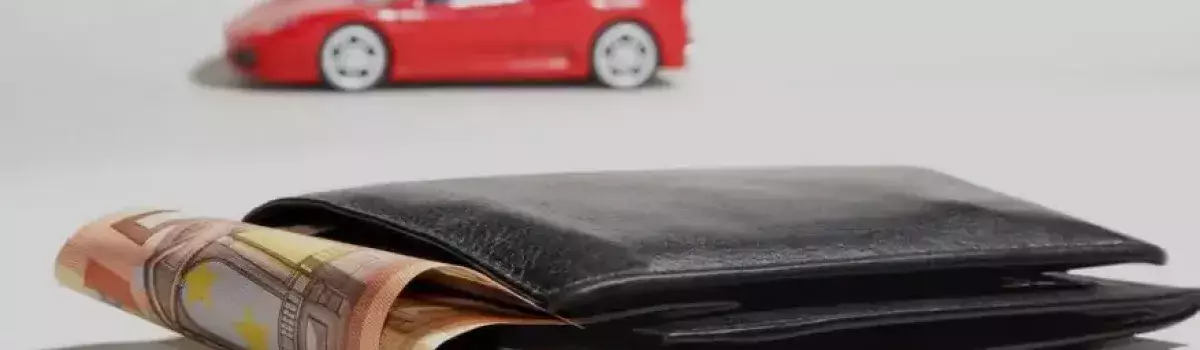 Dinero y coche de juguete