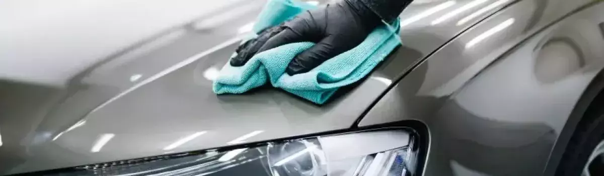 Foto detalle de un coche con un trapo de limpieza