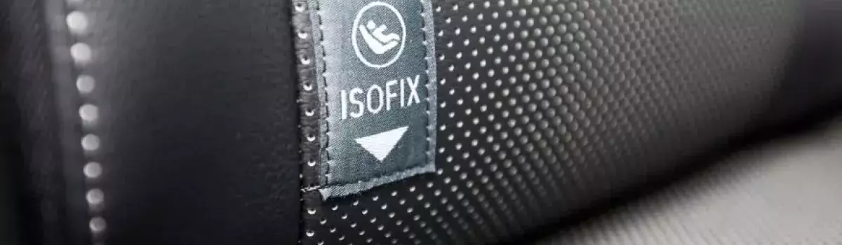 Foto detalle de etiqueta Isofix de un asiento de un coche