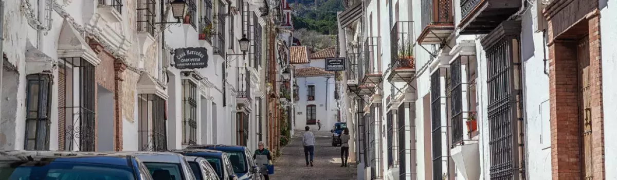 Calle de pueblo gaditano, al sur de España