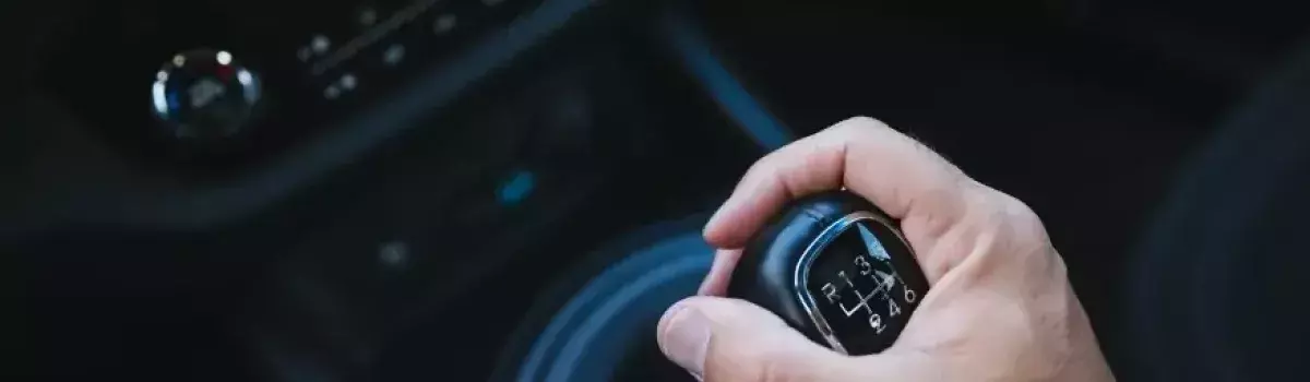 Palanca de cambio del coche como colocar la mano correctamente 