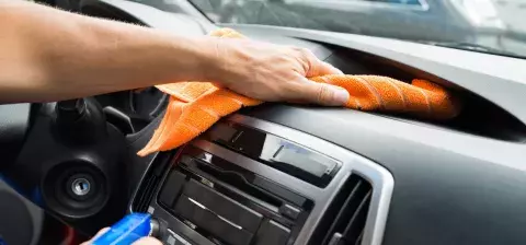 Cómo puedo quitar los arañazos de los plásticos interiores del coche?