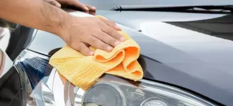 limpiando un coche 