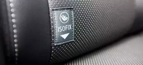 Foto detalle de etiqueta Isofix de un asiento de un coche