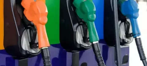 Tres surtidores de gasolina en diferentes colores